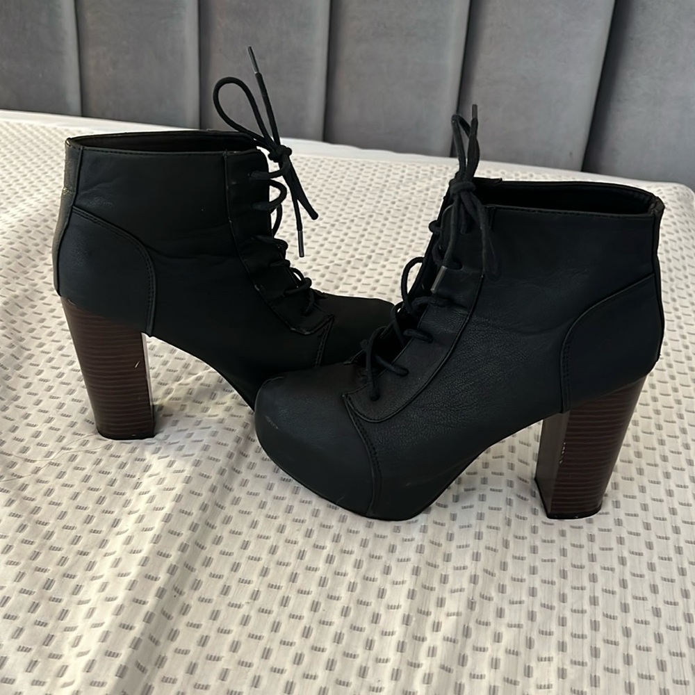 Very cute women’s low boot platforms never worn